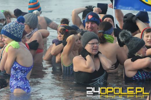 Musieli skuwać lód by wejść do wody...i na to czekali!