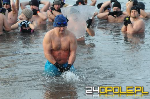 Musieli skuwać lód by wejść do wody...i na to czekali!