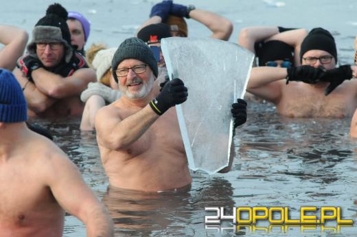 Musieli skuwać lód by wejść do wody...i na to czekali!