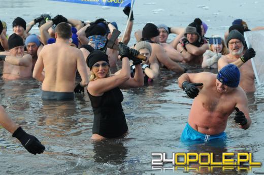 Musieli skuwać lód by wejść do wody...i na to czekali!