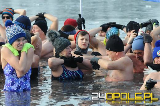 Musieli skuwać lód by wejść do wody...i na to czekali!