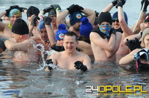 Musieli skuwać lód by wejść do wody...i na to czekali!