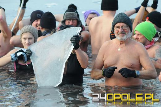 Musieli skuwać lód by wejść do wody...i na to czekali!