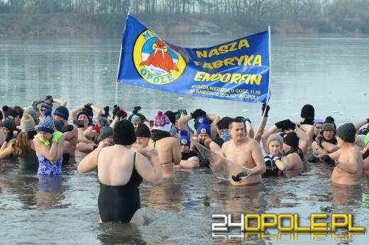 Musieli skuwać lód by wejść do wody...i na to czekali!