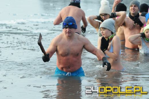 Musieli skuwać lód by wejść do wody...i na to czekali!