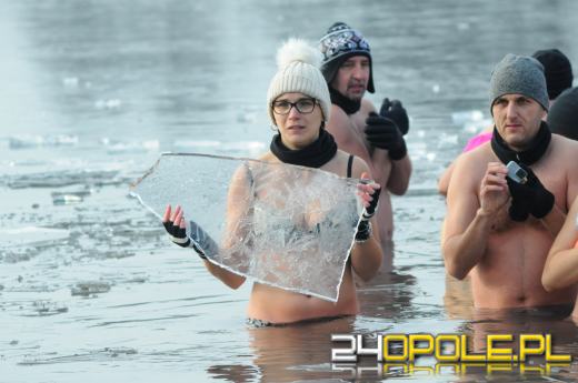 Musieli skuwać lód by wejść do wody...i na to czekali!