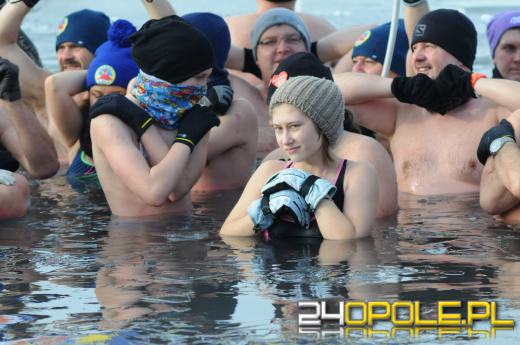 Musieli skuwać lód by wejść do wody...i na to czekali!