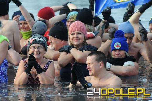 Musieli skuwać lód by wejść do wody...i na to czekali!