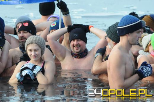 Musieli skuwać lód by wejść do wody...i na to czekali!