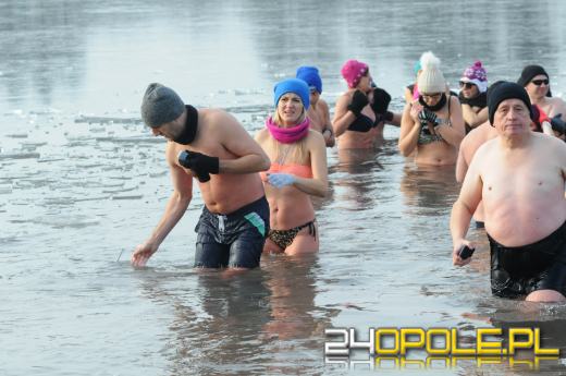 Musieli skuwać lód by wejść do wody...i na to czekali!