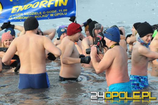 Musieli skuwać lód by wejść do wody...i na to czekali!