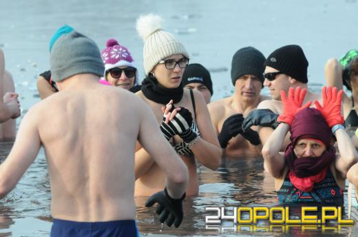 Musieli skuwać lód by wejść do wody...i na to czekali!