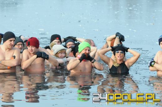 Musieli skuwać lód by wejść do wody...i na to czekali!