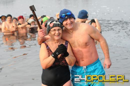 Musieli skuwać lód by wejść do wody...i na to czekali!