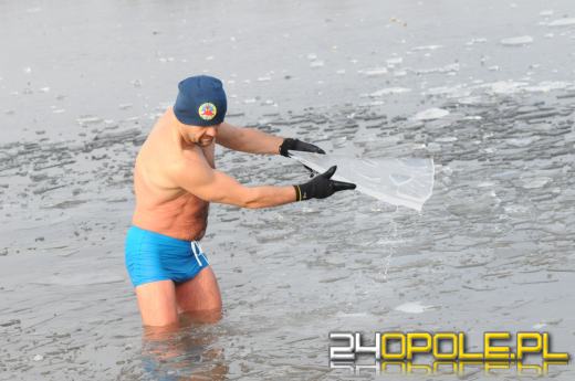 Musieli skuwać lód by wejść do wody...i na to czekali!