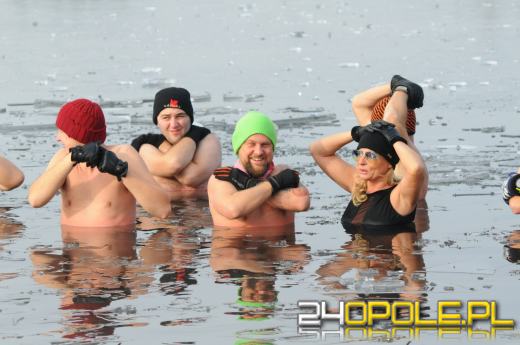 Musieli skuwać lód by wejść do wody...i na to czekali!