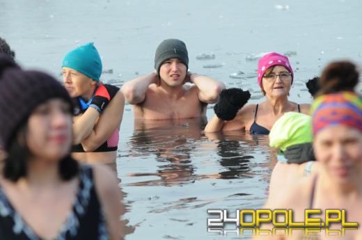 Musieli skuwać lód by wejść do wody...i na to czekali!