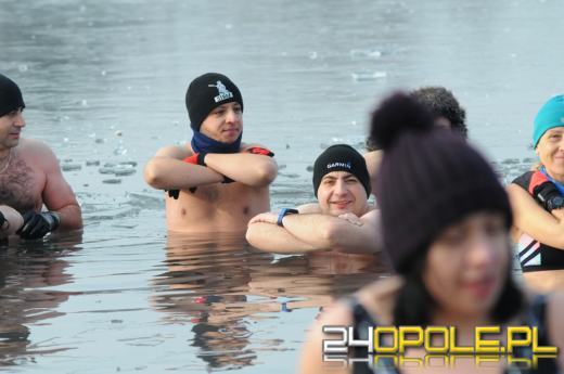 Musieli skuwać lód by wejść do wody...i na to czekali!