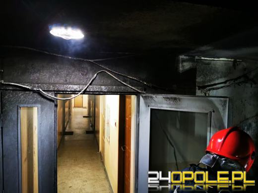 Nocna akcja gaśnicza w bloku mieszkalnym w Opolu. Płonęły krzesła