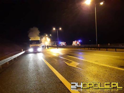 4 zastępy straży gasiły płonącą naczepę na A4