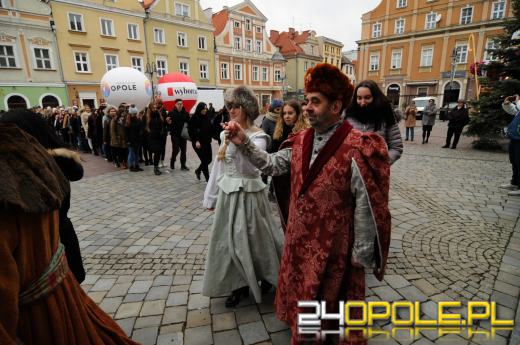 Blisko pół tysiąca maturzystów zatańczyło poloneza na rynku w Opolu