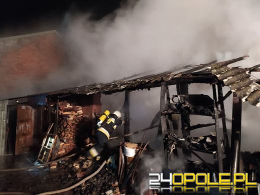 7 zastępów straży walczyło z pożarem budynku gospodarczego