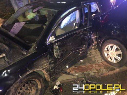 Zderzenie dwóch osobówek w Winowie. Jedna osoba ranna