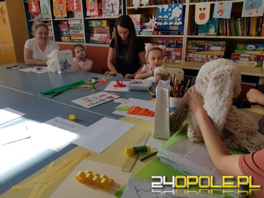 Mali pacjenci przygotowali kartki z życzeniami zdrowia dla starszych podopiecznych szpitala