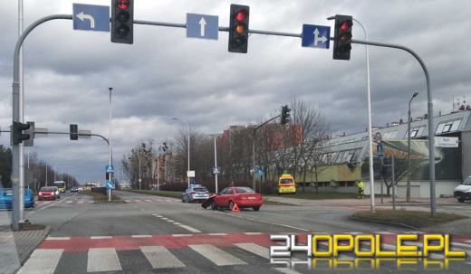 68-latek wjechał na skrzyżowanie na czerwonym świetle. Zderzył się z karetką 