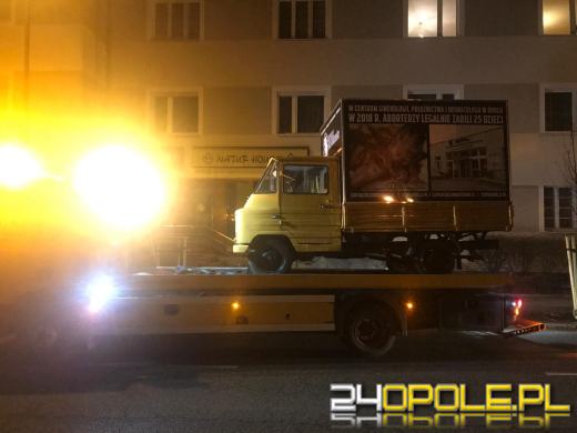 Odholowano samochód z banerami antyaborcyjnymi. Ponownie został zdewastowany
