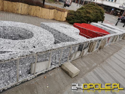 Silny wiatr w Opolu przewraca reklamy, stojące banery i iluminacje świąteczne