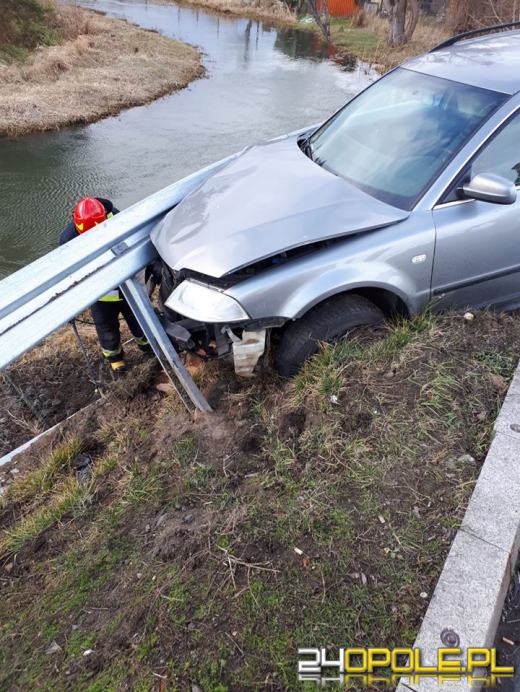 Samochód wypadł z drogi i uderzył w bariery energochłonne