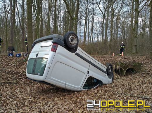 20-latek stracił panowanie nad pojazdem i dachował. Został ranny