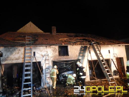 Pożar garażu w Racławiczkach. Spłonął samochód osobowy