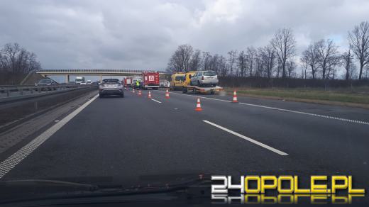 Wypadek na A4. Samochód ciężarowy "zdmuchnął" auto dostawcze przewożące basen