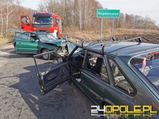 Czołowe zderzenie w Bogdanowicach pod Głubczycami. Poszkodowane 4 osoby w tym dziecko