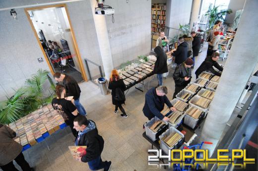 Kiermasze winyli nadal popularne. Czego szukają fani czarnych krążków?