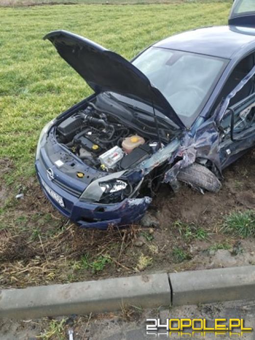 Samochód osobowy zderzył się z ciężarówką na DK45 w powiecie oleskim