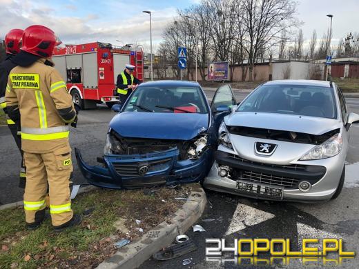 Auta osobowe zderzyły się na skrzyżowaniu Armii Krajowej i Fabrycznej w Opolu