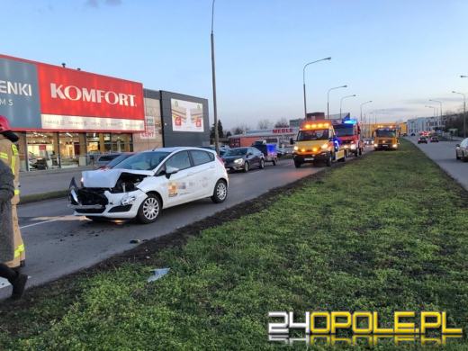 Zderzenie osobówek na Horoszkiewicza w Opolu. Ranna kobieta w szpitalu