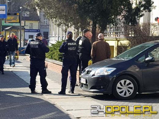 Listonosz przyniósł podejrzaną przesyłkę. Wezwano grupę chemiczną