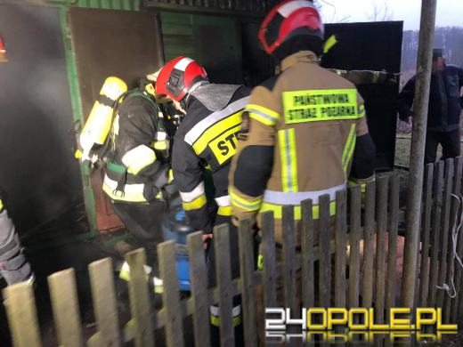 Strażacy walczyli z ogniem budynku gospodarczego PZW w Zawadzkiem