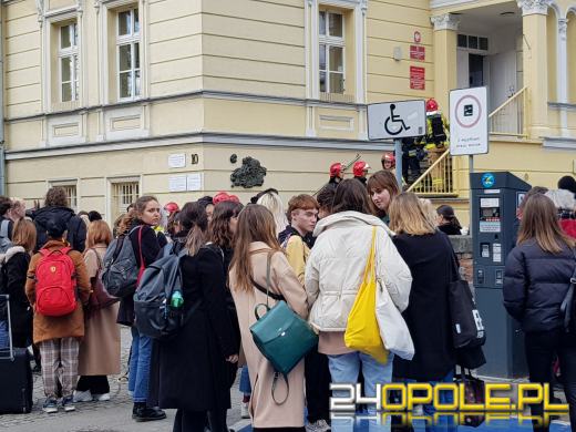 Ewakuacja opolskiego "plastyczniaka".  Wyczuwalna woń siarki była powodem zaalarmowania straży