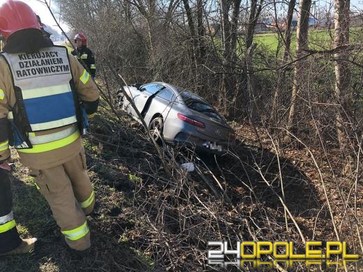 Mercedes w rowie z pracującym silnikiem. Policja szuka kierowcy