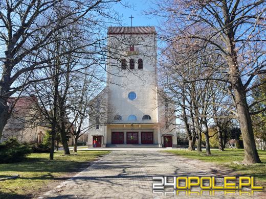 Wierni zostali w domach. Do kościoła wybrali się nieliczni