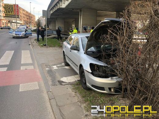 Nieuwaga kierowcy przyczyną porannej kolizji na rondzie w Opolu