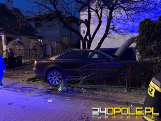 Pijana 29-latka potrąciła mężczyznę a potem wjechała w posesję na osiedlu Chabrów