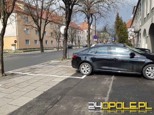 Absurdalne miejsca parkingowe przy ulicy Katowickiej. Mieszkańcy są zszokowani