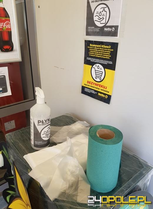 Jednorazowe rękawiczki obowiązkowe na zakupach. Kto je musi zapewnić?