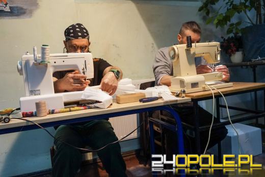 Osadzeni ze Strzelec Opolskich również pomagają. Uszyli kilkaset maseczek ochronnych